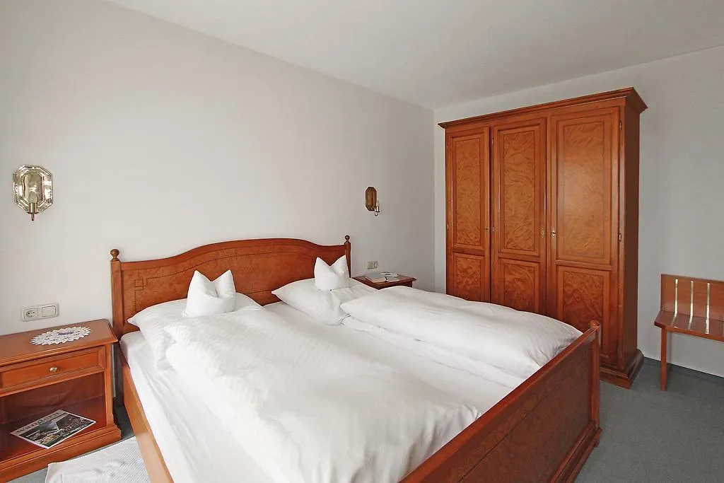 Gaestehaus Schloss Kronburg 0*,